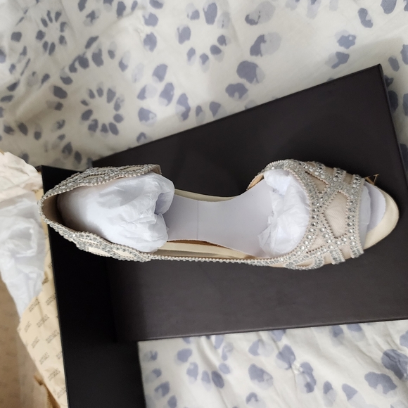 Badgley Mischka Peep Toe Evening Heels, Size 9, Ivory - Picture 2 of 6